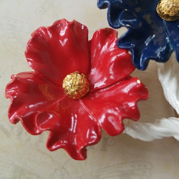 Vintage Mid Century Red White and Blue Enamel Flower Brooch - Picture 8 of 9